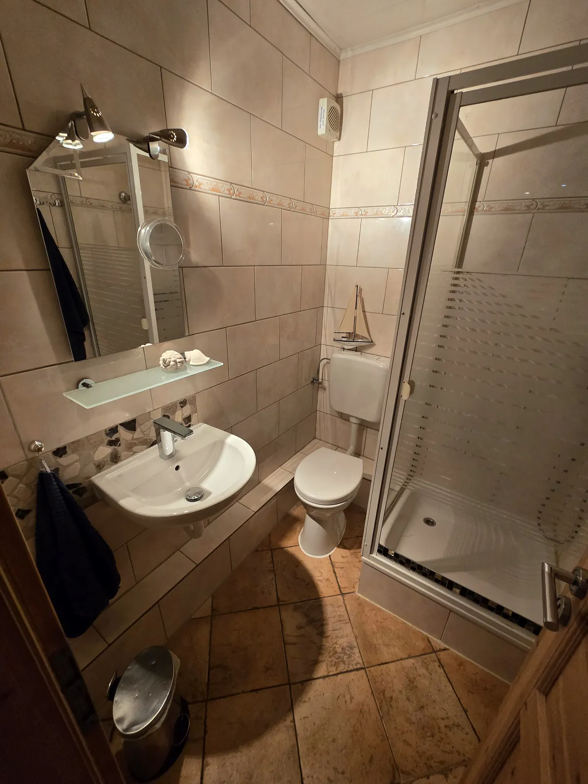 Badezimmer Badezimmer mit Dusche für angenehmen Komfort im Ostseeurlaub.