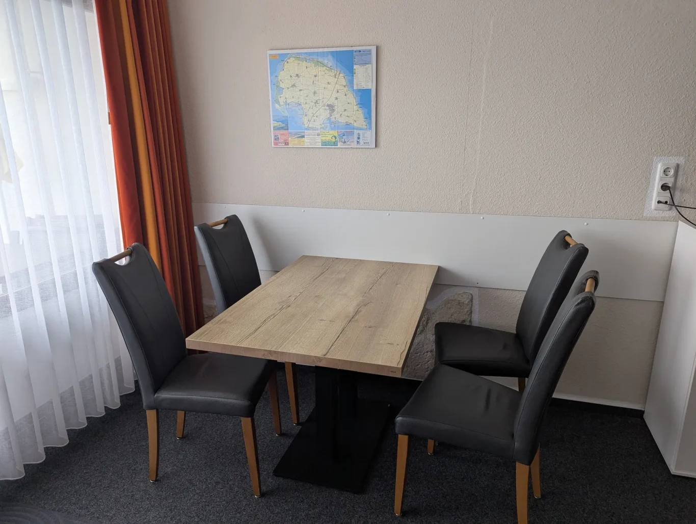 Wohn-/Schlafzimmer Essbereich der Ferienwohnung auf Fehmarn