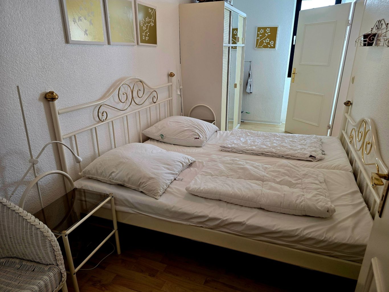 sep. Schlafzimmer mit Doppelbett