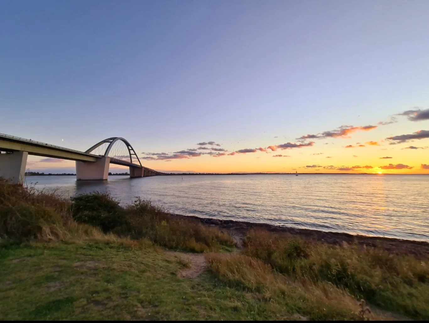 Fehmarnsundbrücke bei Sonnenuntergang auf Fehmarn