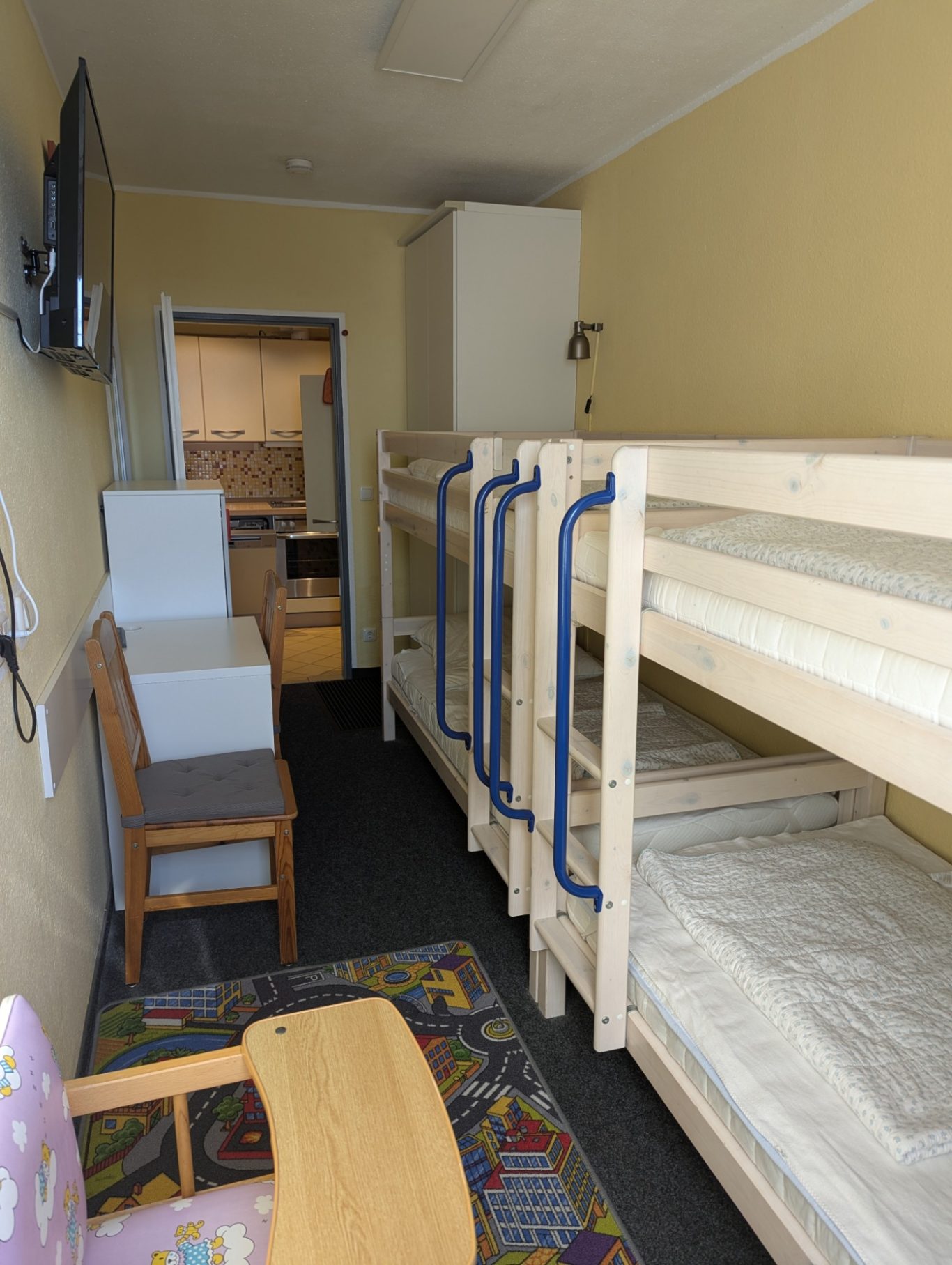 sep. Schlafzimmer mit 2 Etagenbetten