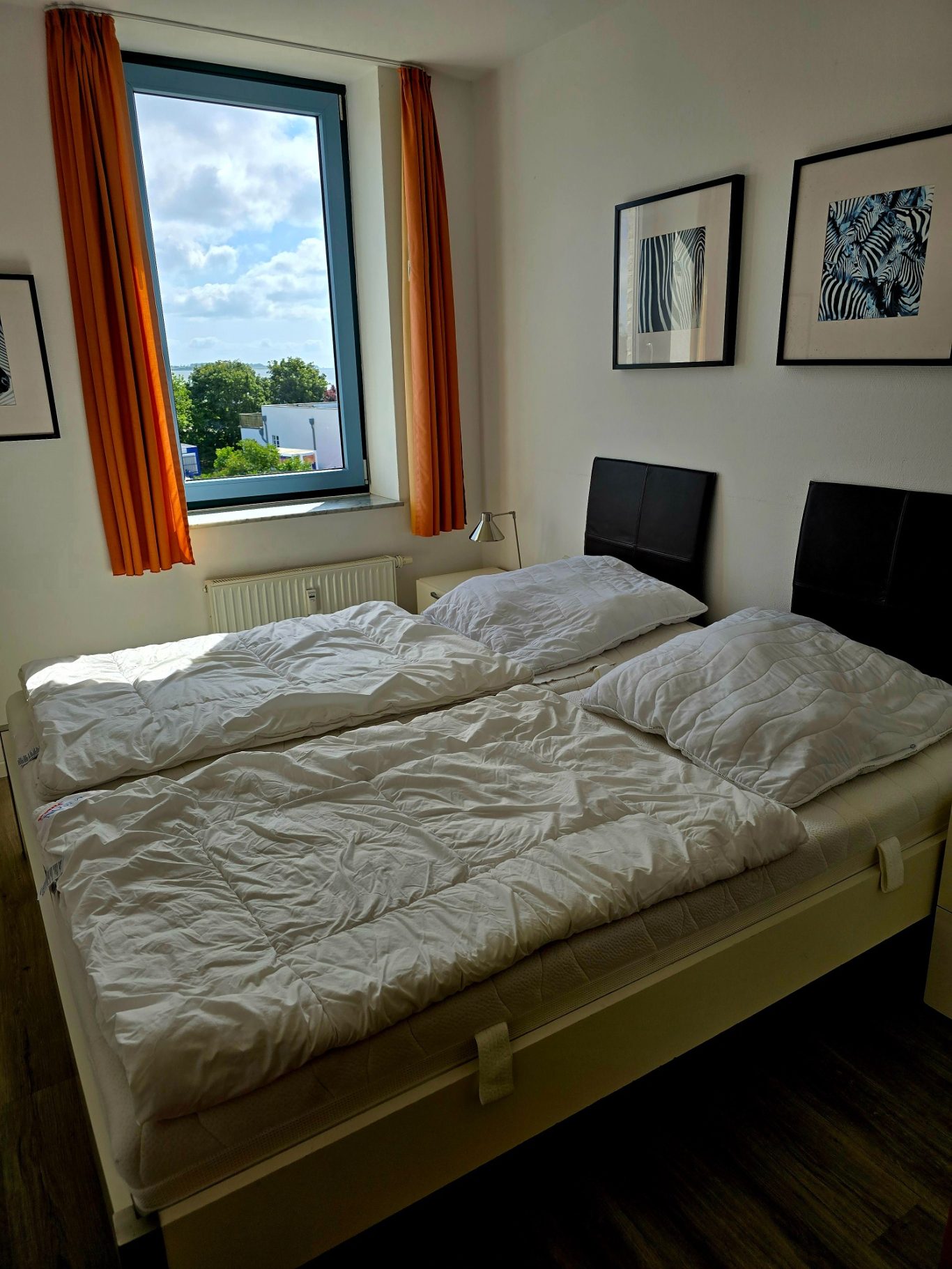 sep. Schlafzimmer mit Doppelbett