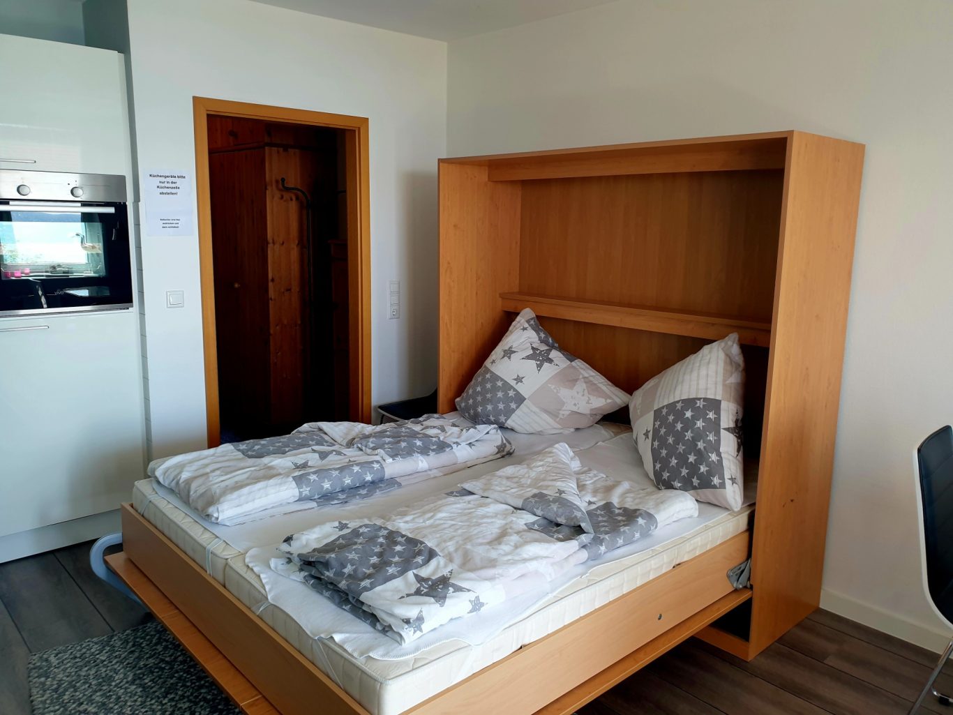 Wohn-/Schlafzimmer mit Schrankbett