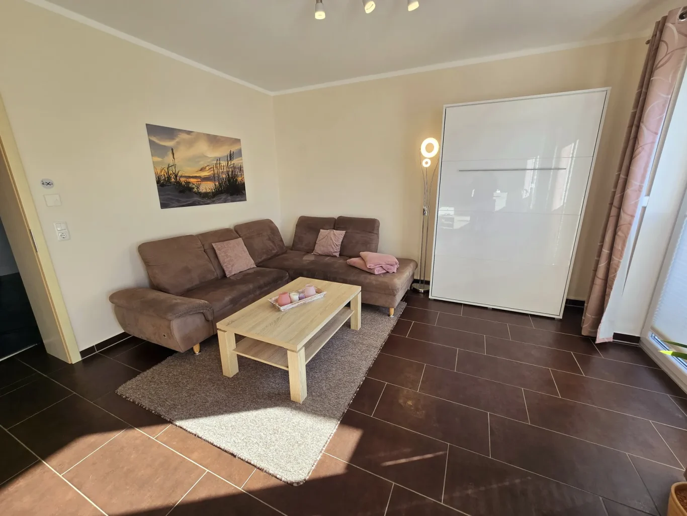 Wohnzimmer Wohnbereich mit Sofa in Ferienwohnung auf Fehmarn