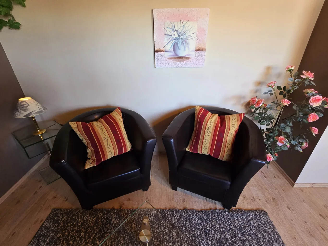 Wohnzimmer Gemütliche Sitzecke mit Sesseln in Ferienwohnung auf Fehmarn nahe Südstrand und Ostsee