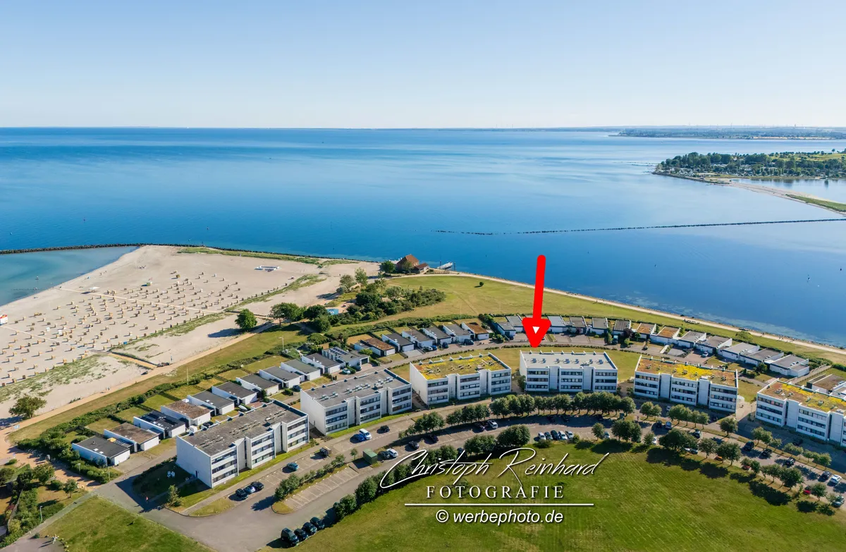 Top Lage am Südstrand Fehmarn Luftaufnahme des Südstrands auf Fehmarn mit markierter Lage der Ferienwohnung nahe Strand und Ostsee