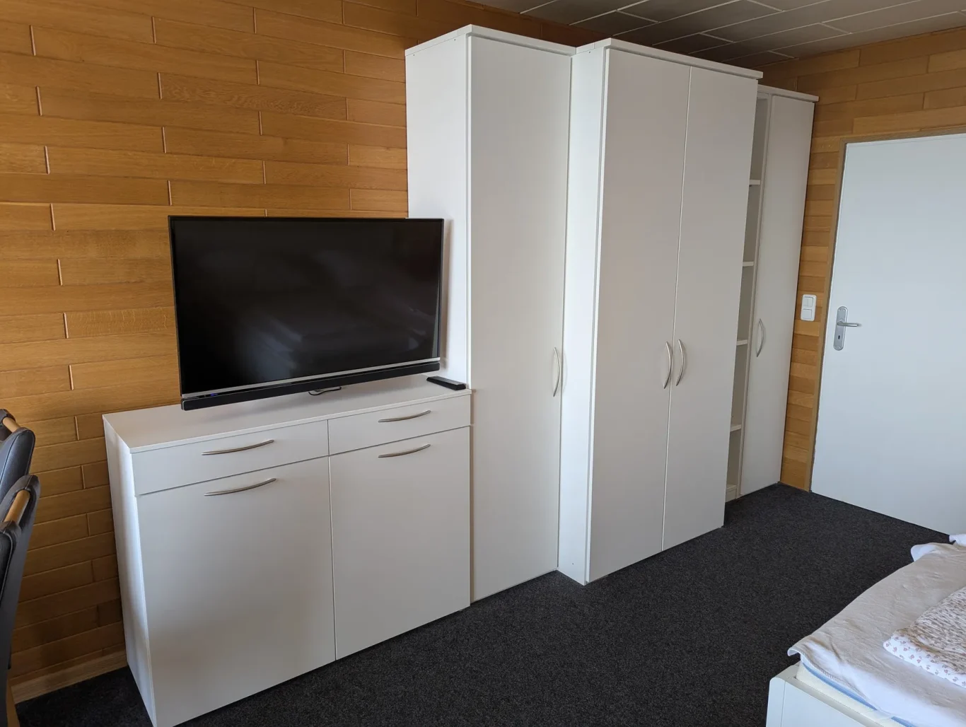 Wohn-/Schlafzimmer Kleiderschrank im Wohnbereich der Ferienwohnung auf Fehmarn