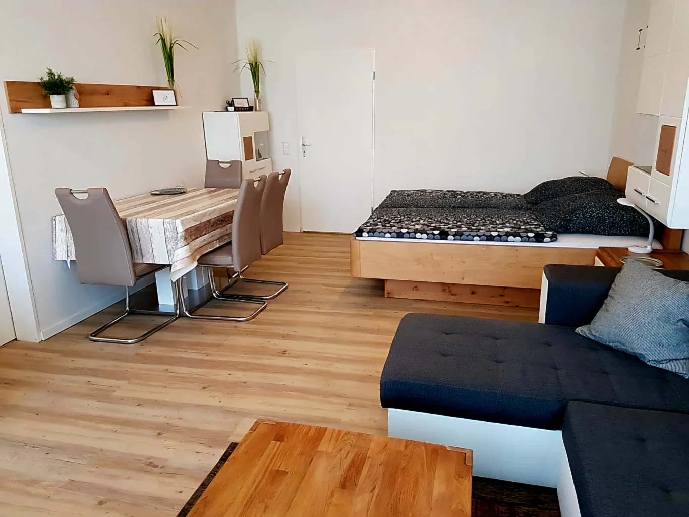 Wohn-/Schlafzimmer Wohnbereich mit Sofa auf Fehmarn