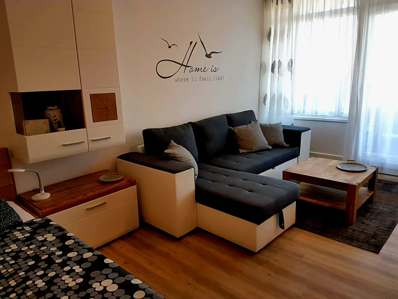 Wohn-/Schlafzimmer Wohnzimmer mit Sofa auf Fehmarn