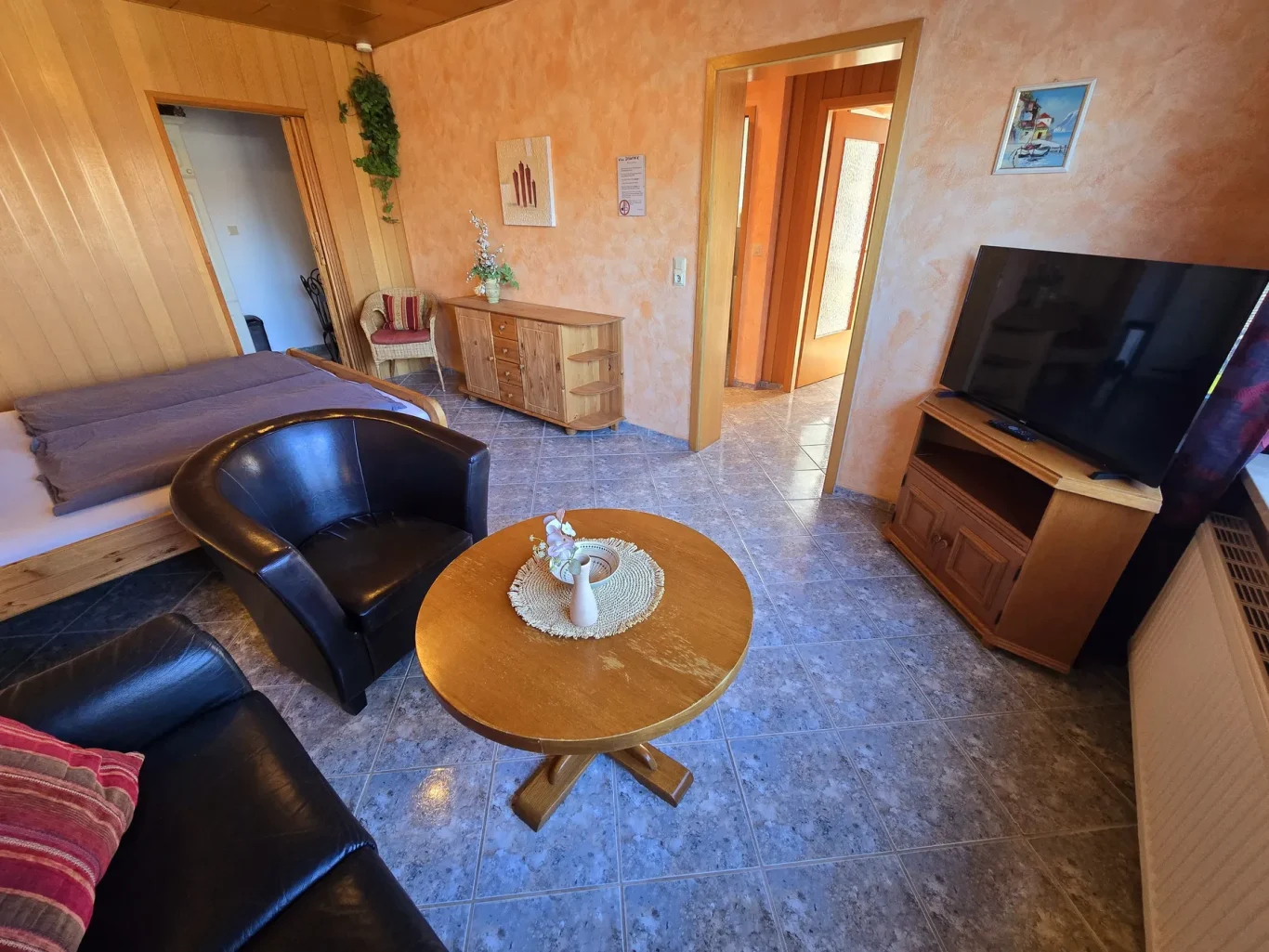 Wohn-/Schlafzimmer Helles Wohnzimmer mit Sofa und TV auf Fehmarn