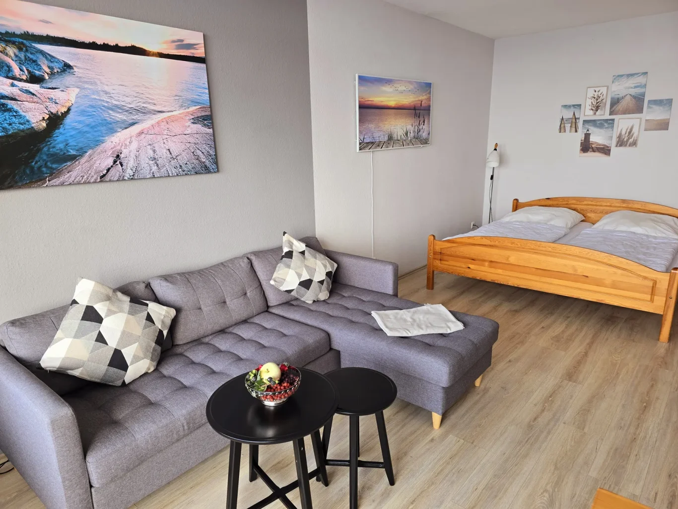 Wohn-/Schlafzimmer Wohnzimmer mit Doppelbett in Ferienwohnung auf Fehmarn