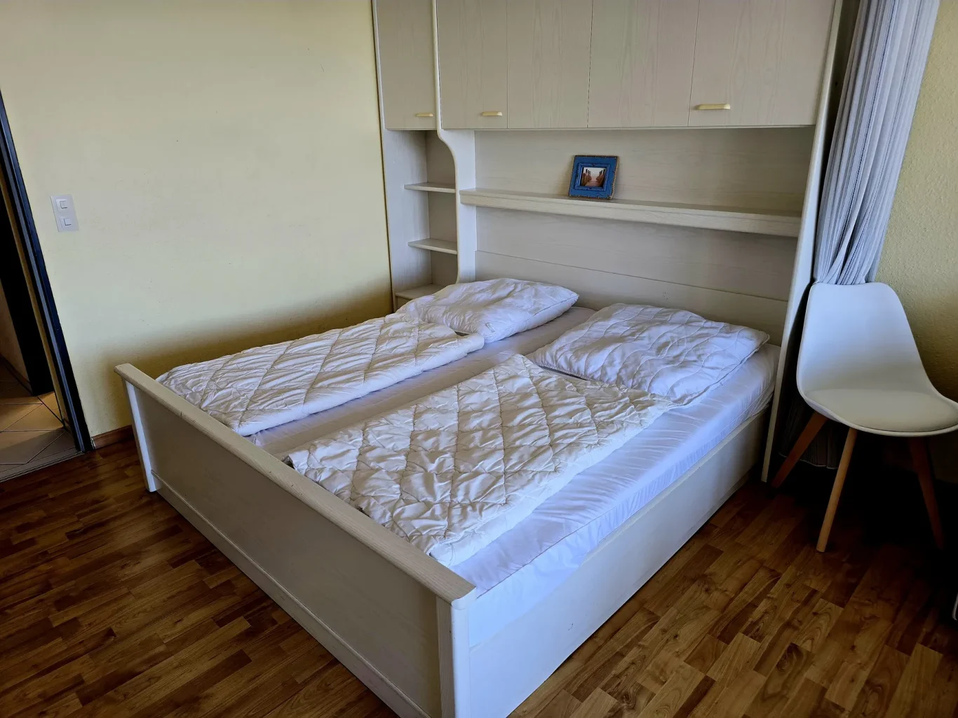 Wohn-/Schlafzimmer Wohn-/Schlafzimmer mit Doppelbett in Ferienwohnung auf Fehmarn