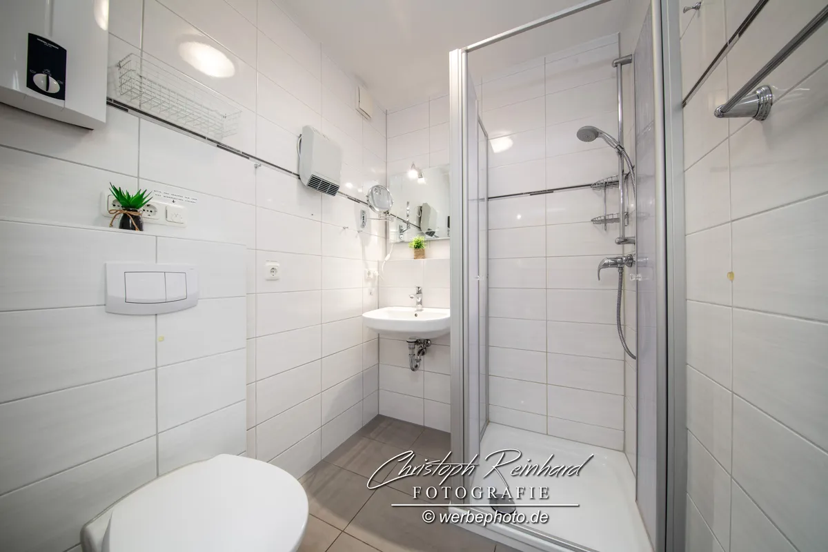Gepflegtes Duschbad Helles gepflegtes Duschbad mit Dusche, WC und Waschbecken