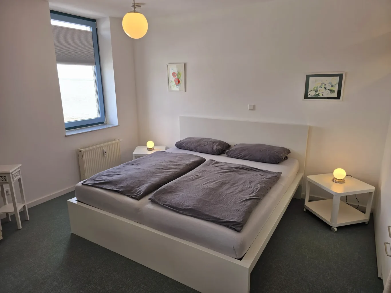 Wohn-/Schlafzimmer Schlafzimmer mit Doppelbett in Ferienwohnung auf Fehmarn