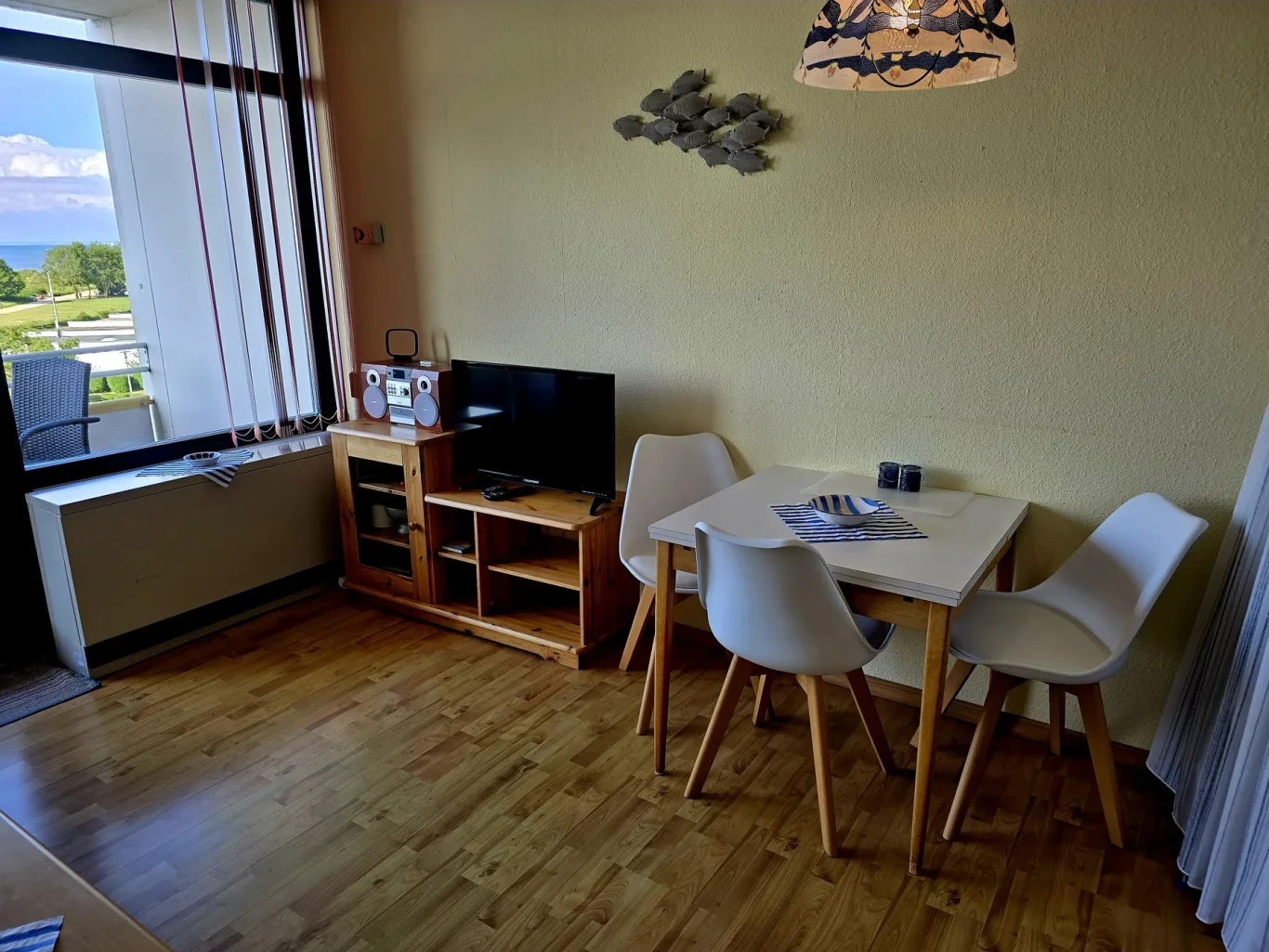Wohn-/Schlafzimmer Essbereich mit TV in Ferienwohnung am Südstrand Fehmarn