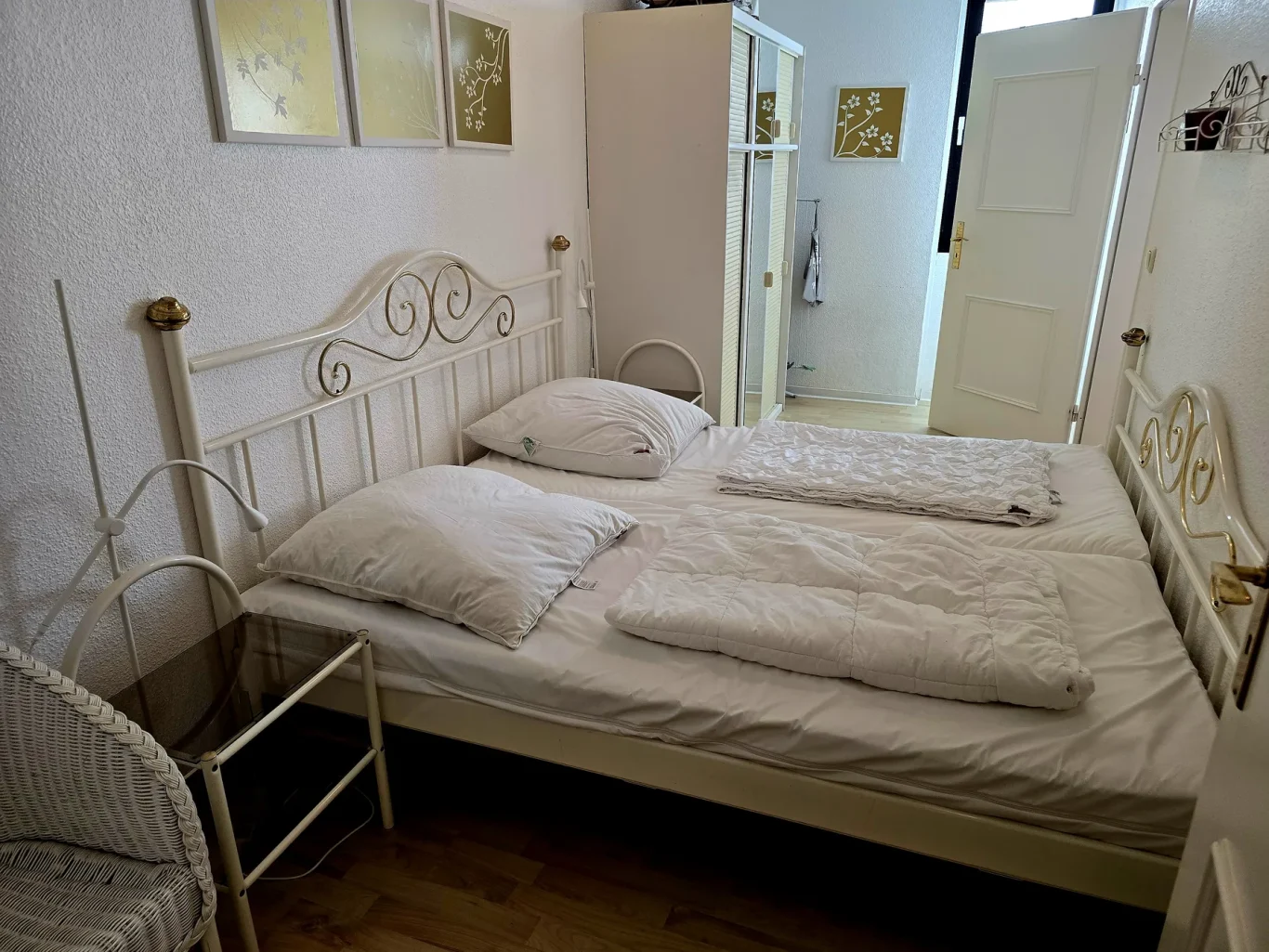 sep. Schlafzimmer Doppelbett in Ferienwohnung auf Fehmarn