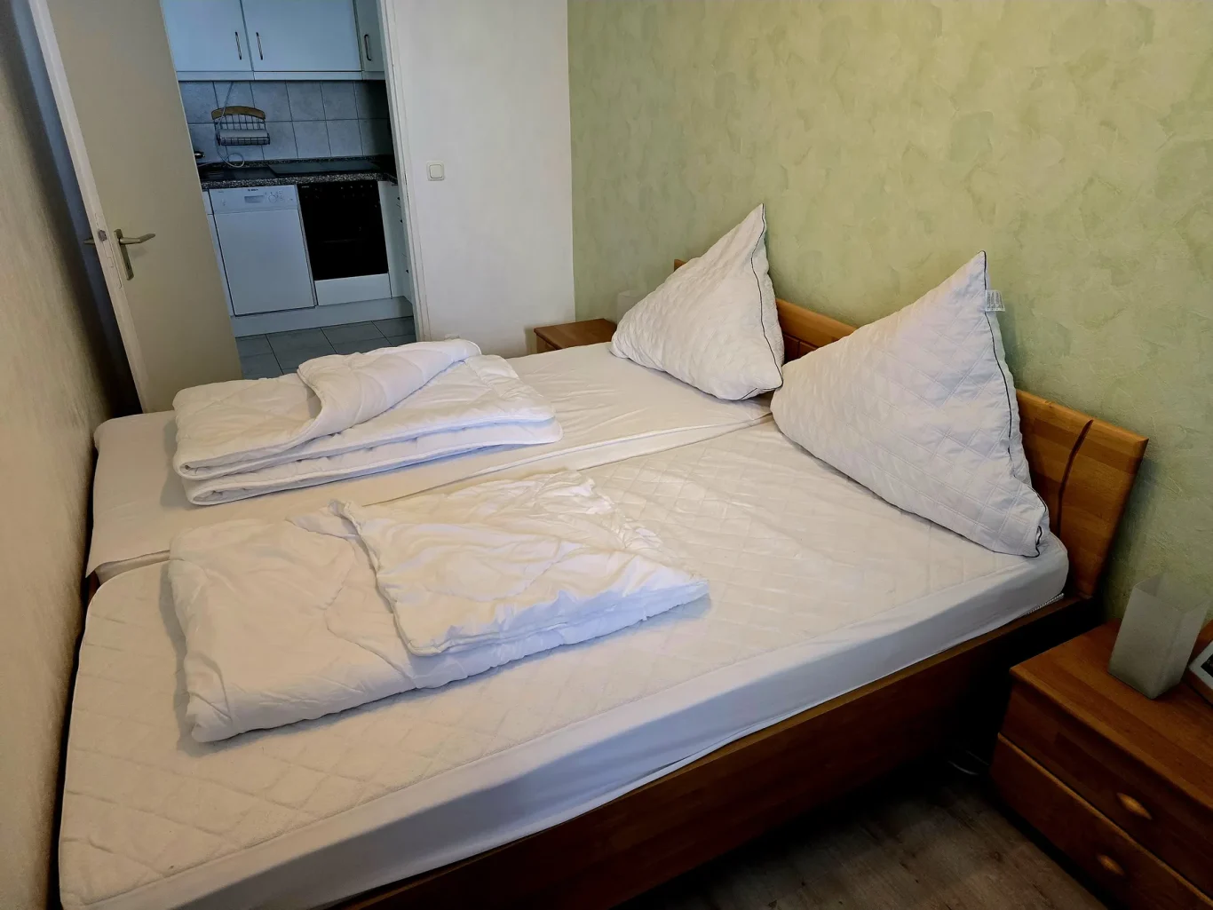 sep. Schlafzimmer Schlafzimmer mit Doppelbett in Ferienwohnung auf Fehmarn