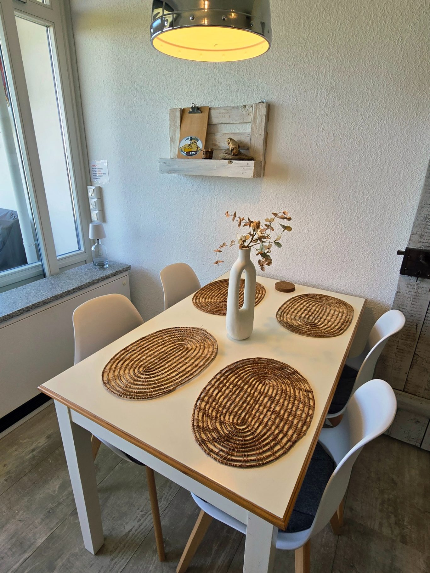 Wohn-/Schlafzimmer Esstisch Essbereich mit Esstisch und Sitzplätzen im Wohnbereich der Ferienwohnung