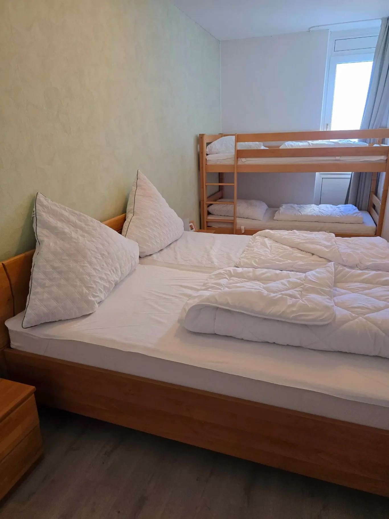 sep. Schlafzimmer Schlafzimmer mit Doppelbett und Etagenbett auf Fehmarn