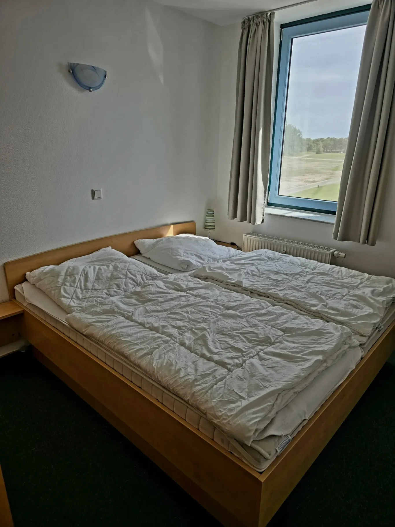 sep. Schlafzimmer Schlafzimmer mit Doppelbett in Ferienwohnung auf Fehmarn