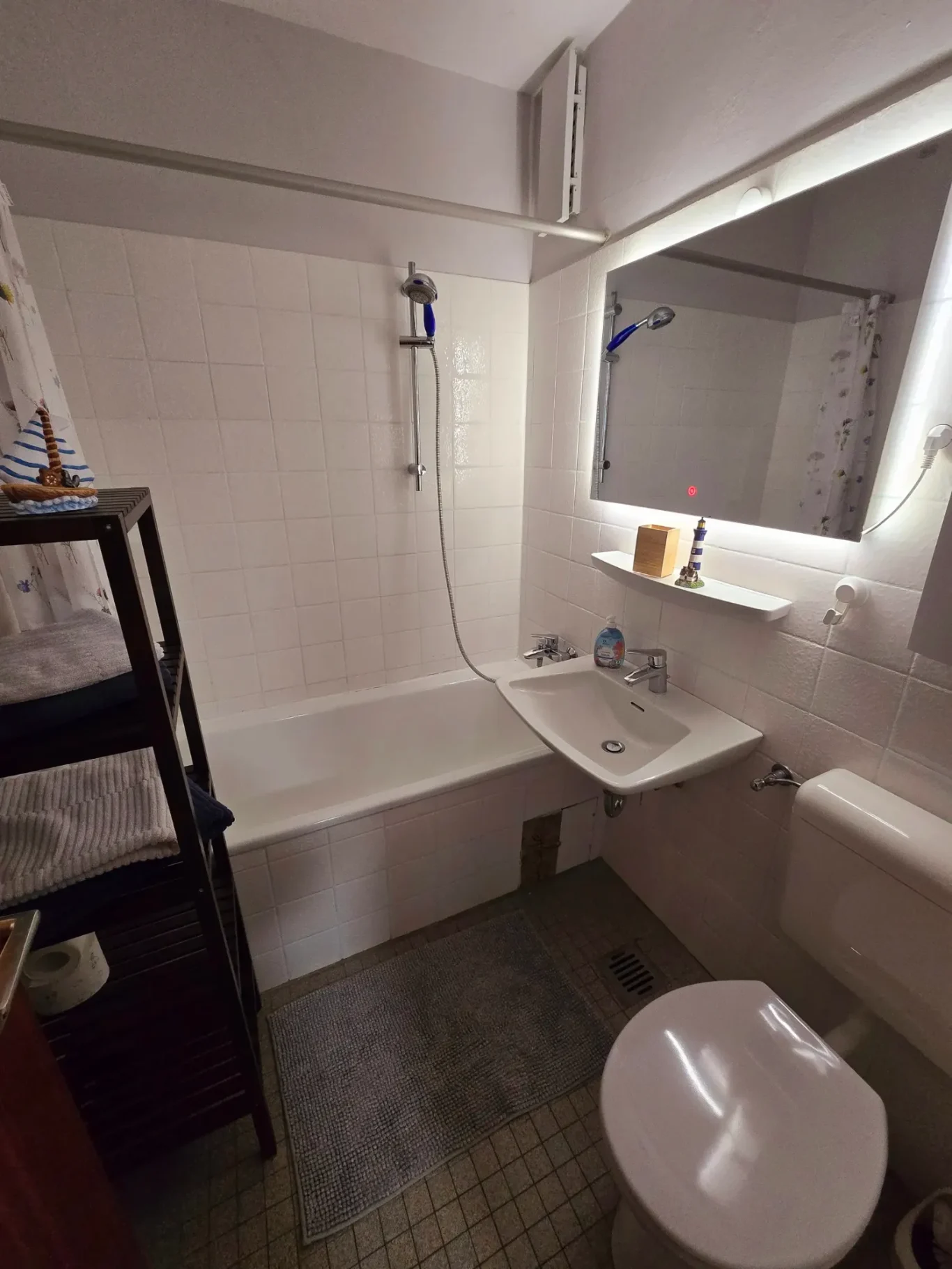 Badezimmer Badezimmer mit Badewanne in Ferienwohnung auf Fehmarn
