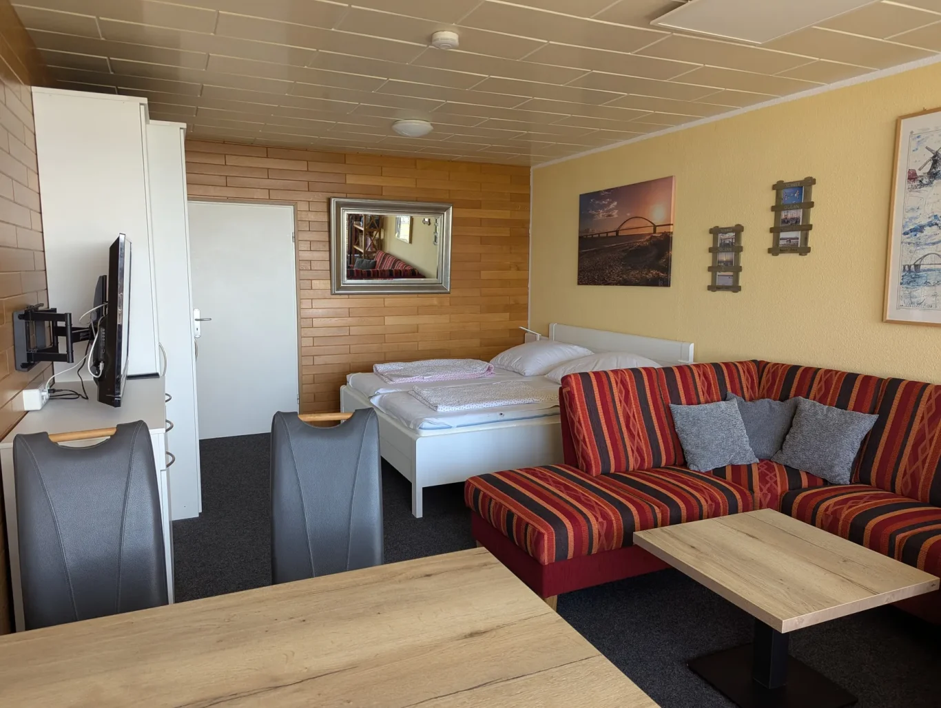 Wohn-/Schlafzimmer Wohnbereich mit Doppelbett in Ferienwohnung auf Fehmarn