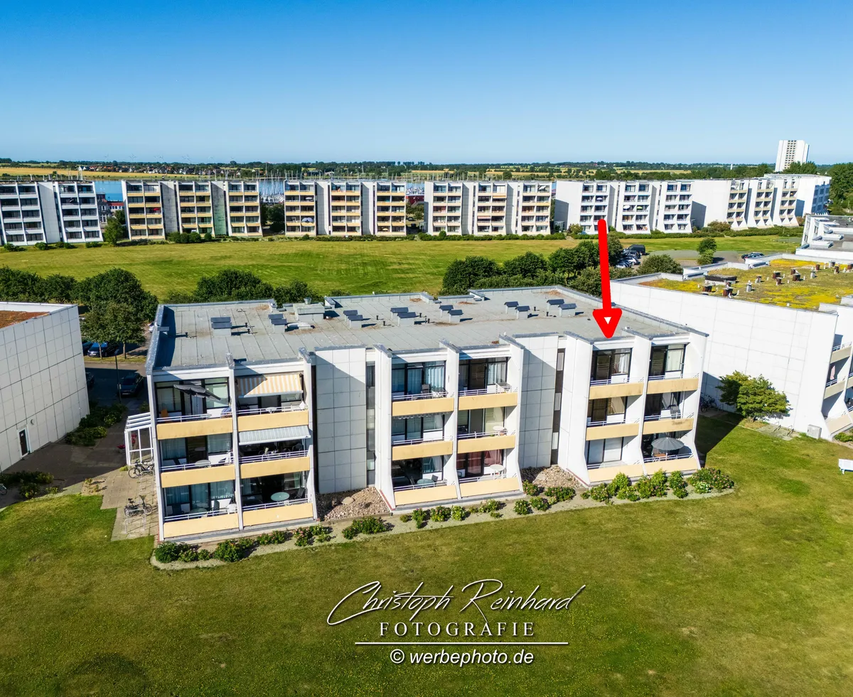 Apartmentanlage oberstes Geschoss am Südstrand Luftaufnahme der Apartmentanlage am Südstrand Fehmarn mit markierter Ferienwohnung Sü036 im 2. Obergeschoss