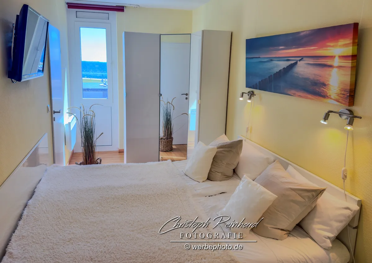 Schlafzimmer mit Doppelbett Helles separates Schlafzimmer mit komfortablem Doppelbett