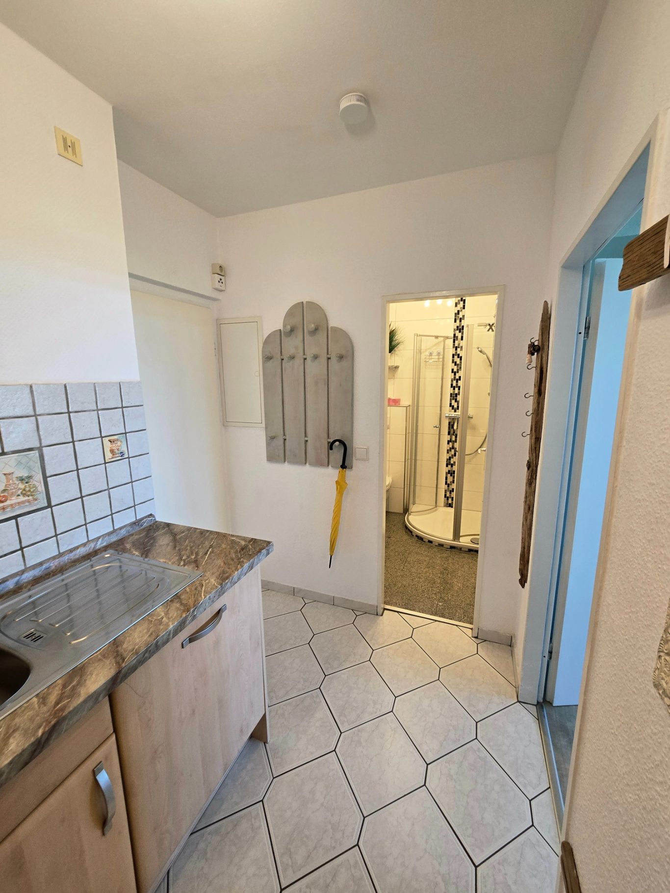 Eingangsbereich Heller Flur mit Zugang zu Küche, Badezimmer und Wohnbereich