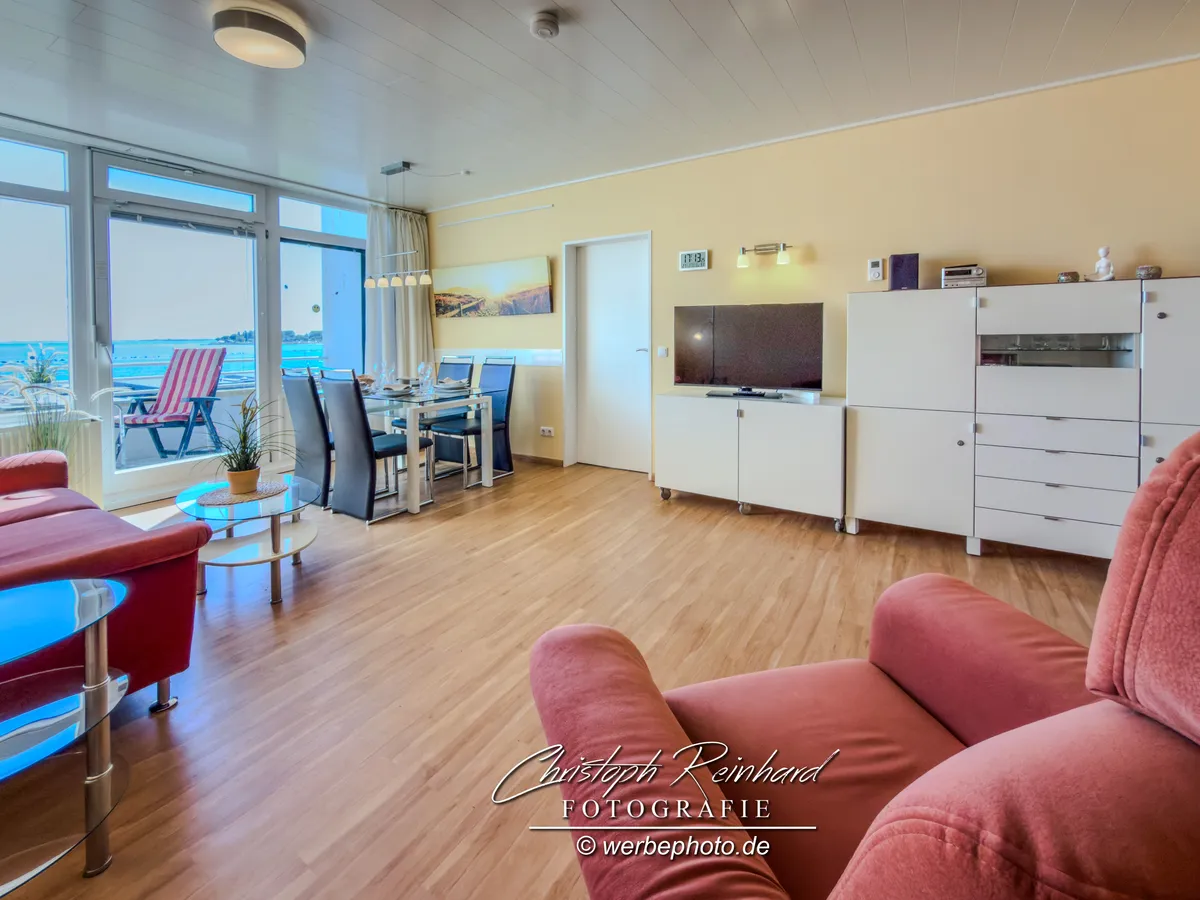 Helles Wohn-Esszimmer Helles Wohn- und Esszimmer mit großer Fensterfront und Ostseeblick