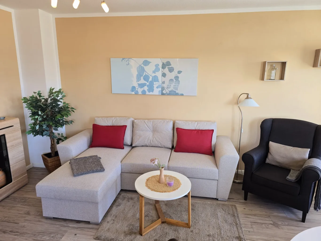 Wohnzimmer Wohnzimmer mit Sofa in Ferienwohnung am Südstrand Fehmarn