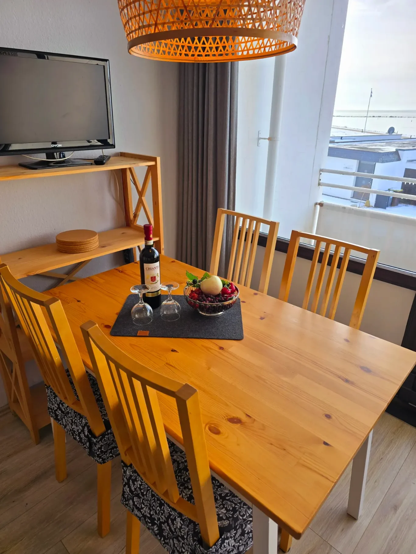 Wohn-/Schlafzimmer Essbereich mit Ostseeblick in Ferienwohnung auf Fehmarn