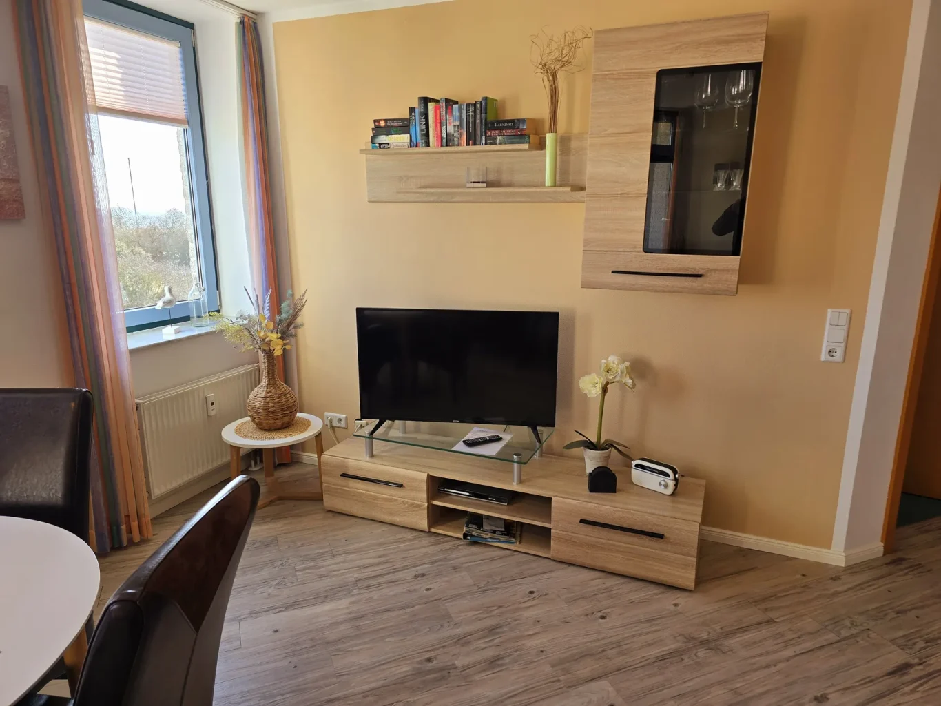 Wohnzimmer Wohnzimmer mit TV in Ferienwohnung auf Fehmarn