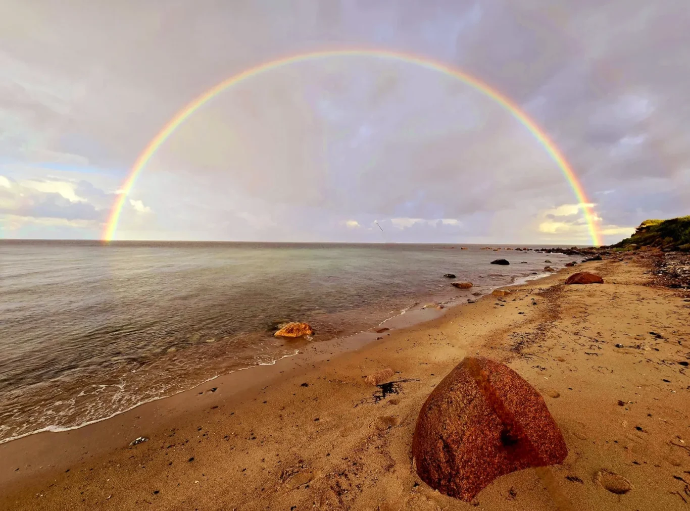 Regenbogen Regenbogen über dem Strand und der Ostsee auf Fehmarn