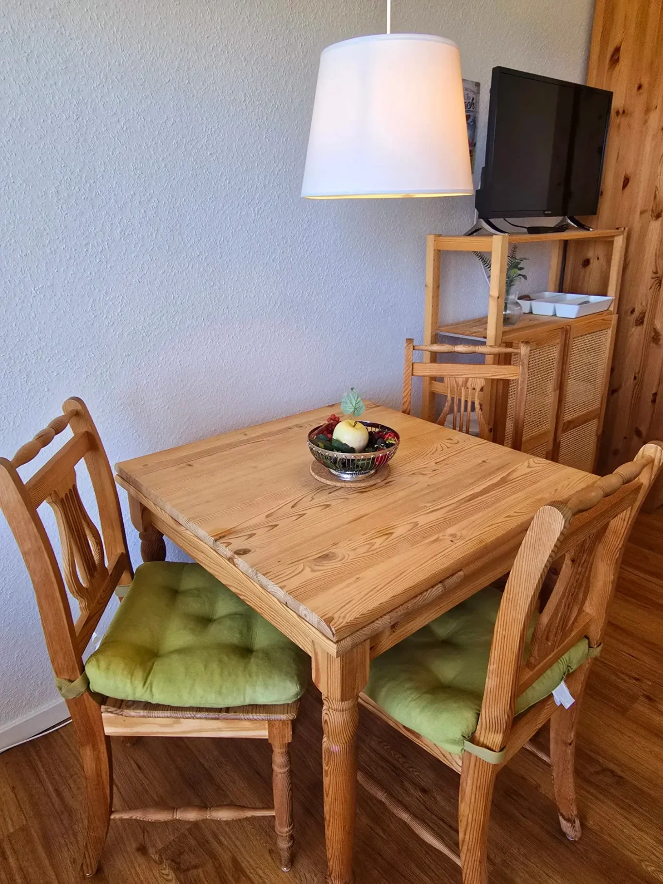 Wohn-/Schlafzimmer Essbereich in Ferienwohnung am Südstrand Fehmarn