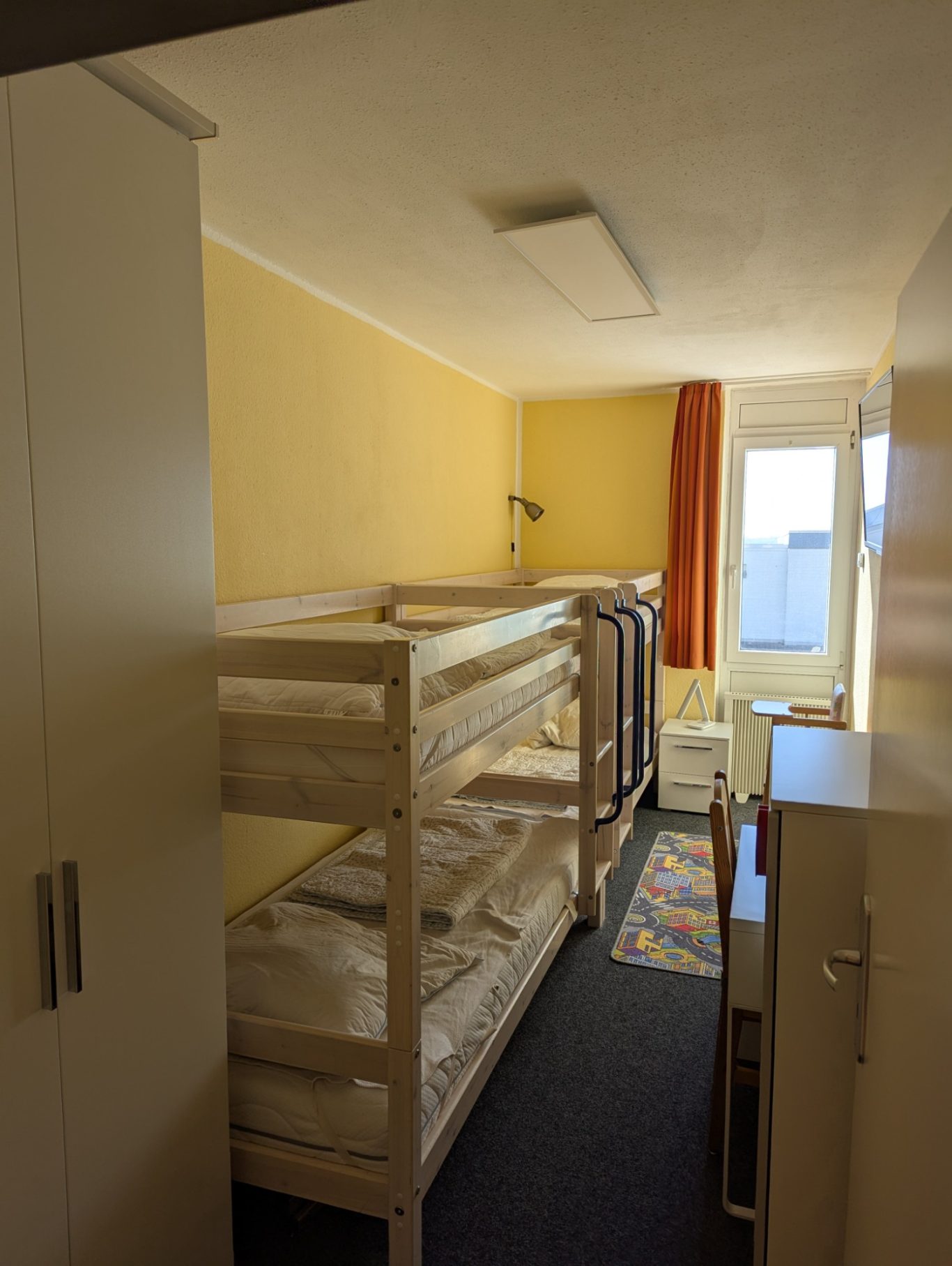 sep. Schlafzimmer mit 2 Etagenbetten