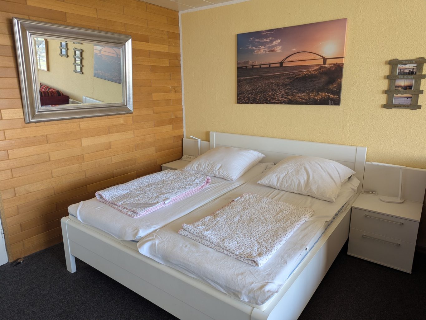 Wohn-/Schlafzimmer mit Doppelbett