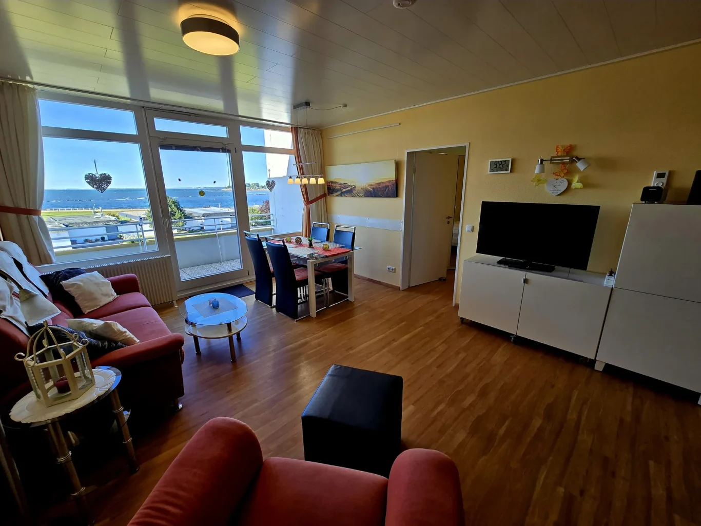 Wohn-/Schlafzimmer Wohnzimmer mit Ostseeblick in Ferienwohnung auf Fehmarn