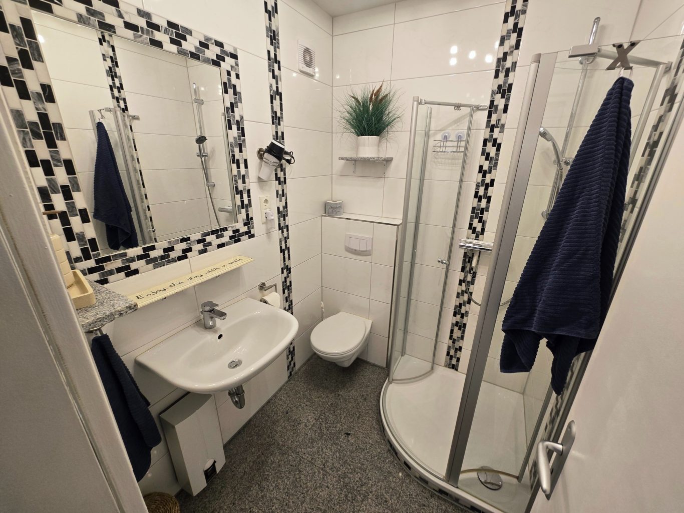 Badezimmer Modernes Badezimmer mit Dusche, Waschbecken und WC