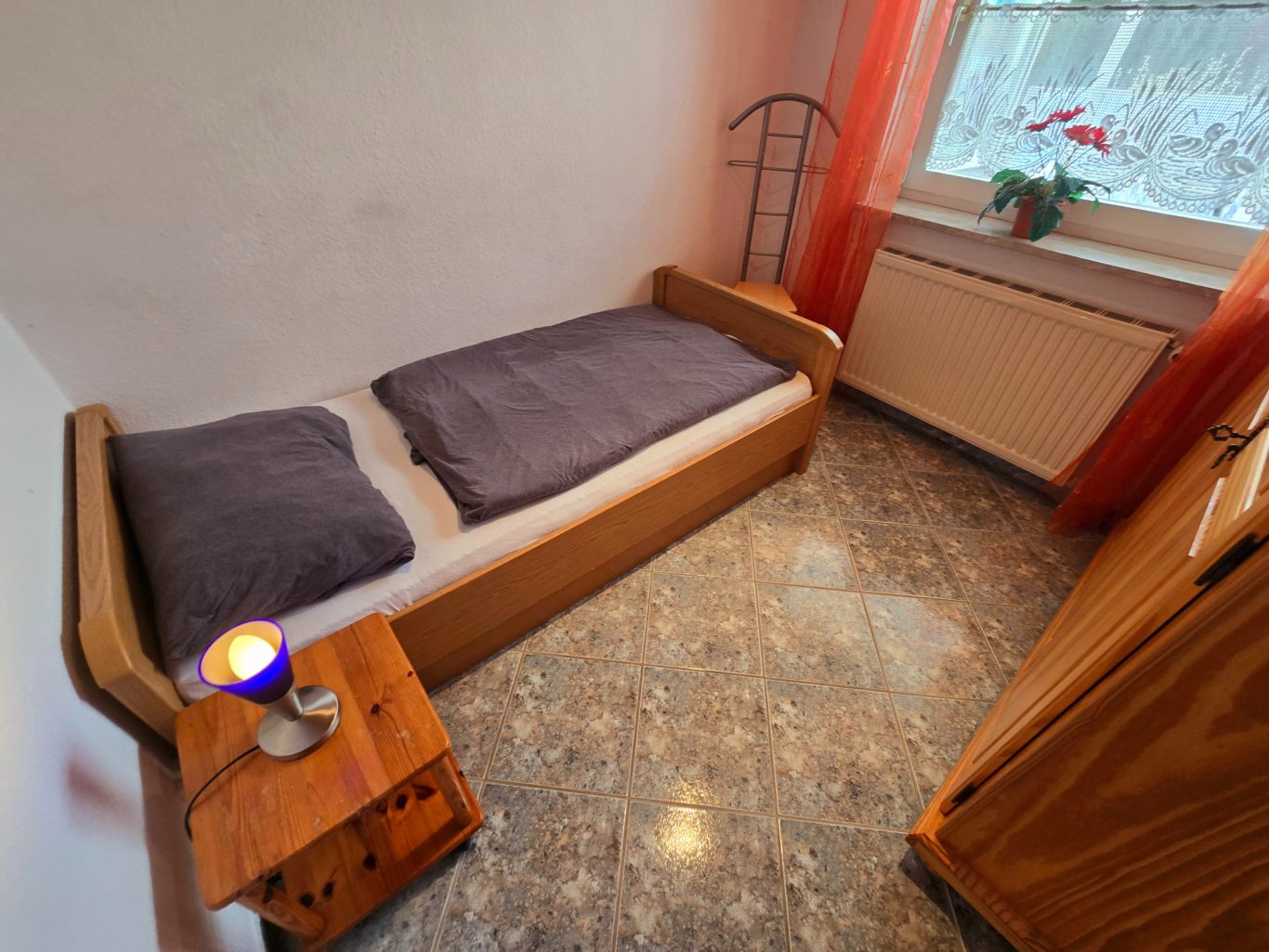 sep. Schlafzimmer mit Einzelbett