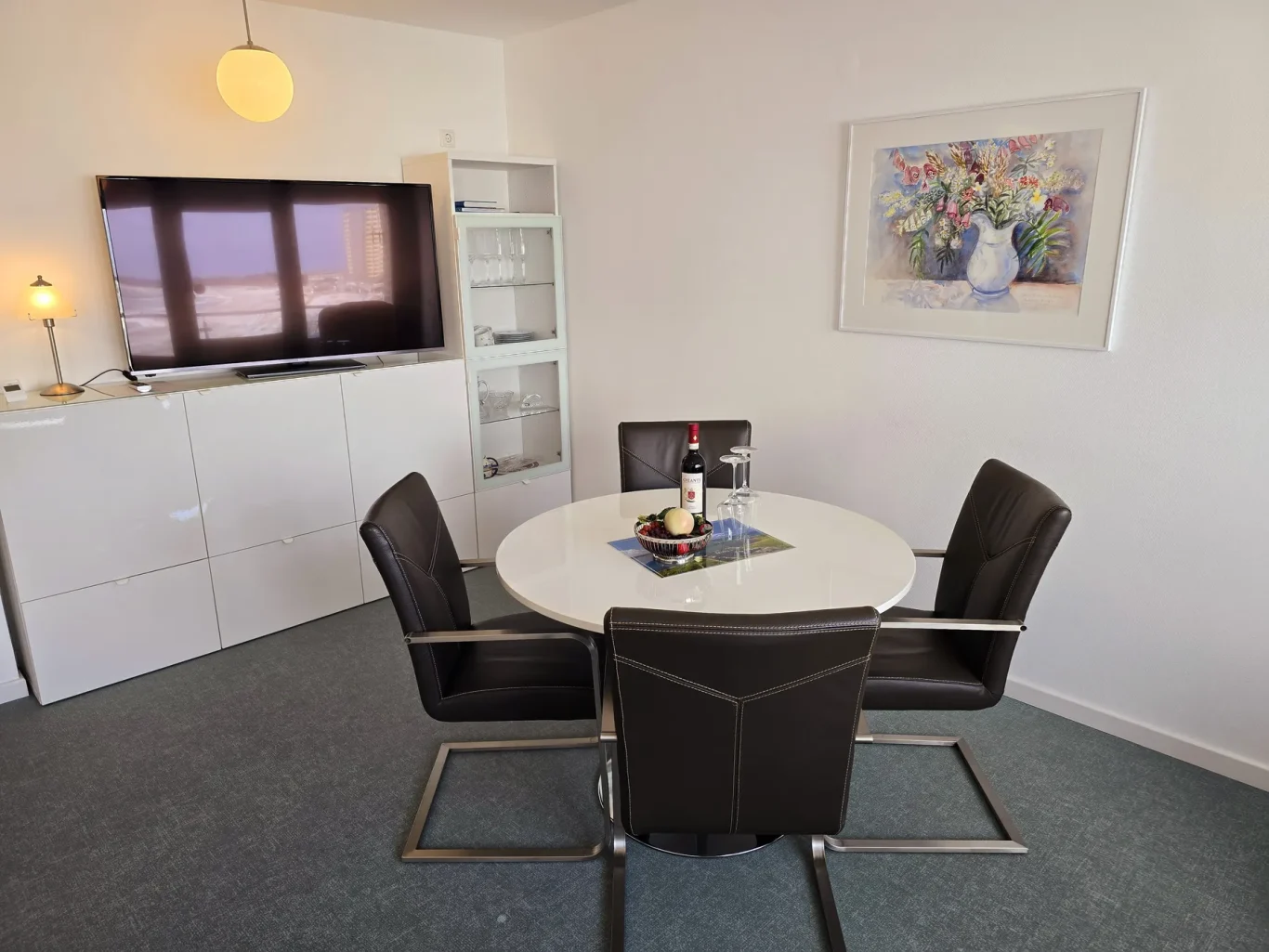Wohn-/Schlafzimmer Essbereich in Ferienwohnung am Südstrand Fehmarn