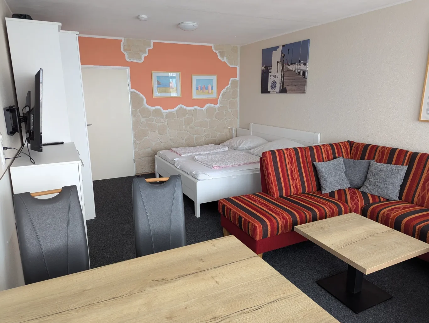 Wohn-/Schlafzimmer Wohnbereich mit Sofa auf Fehmarn