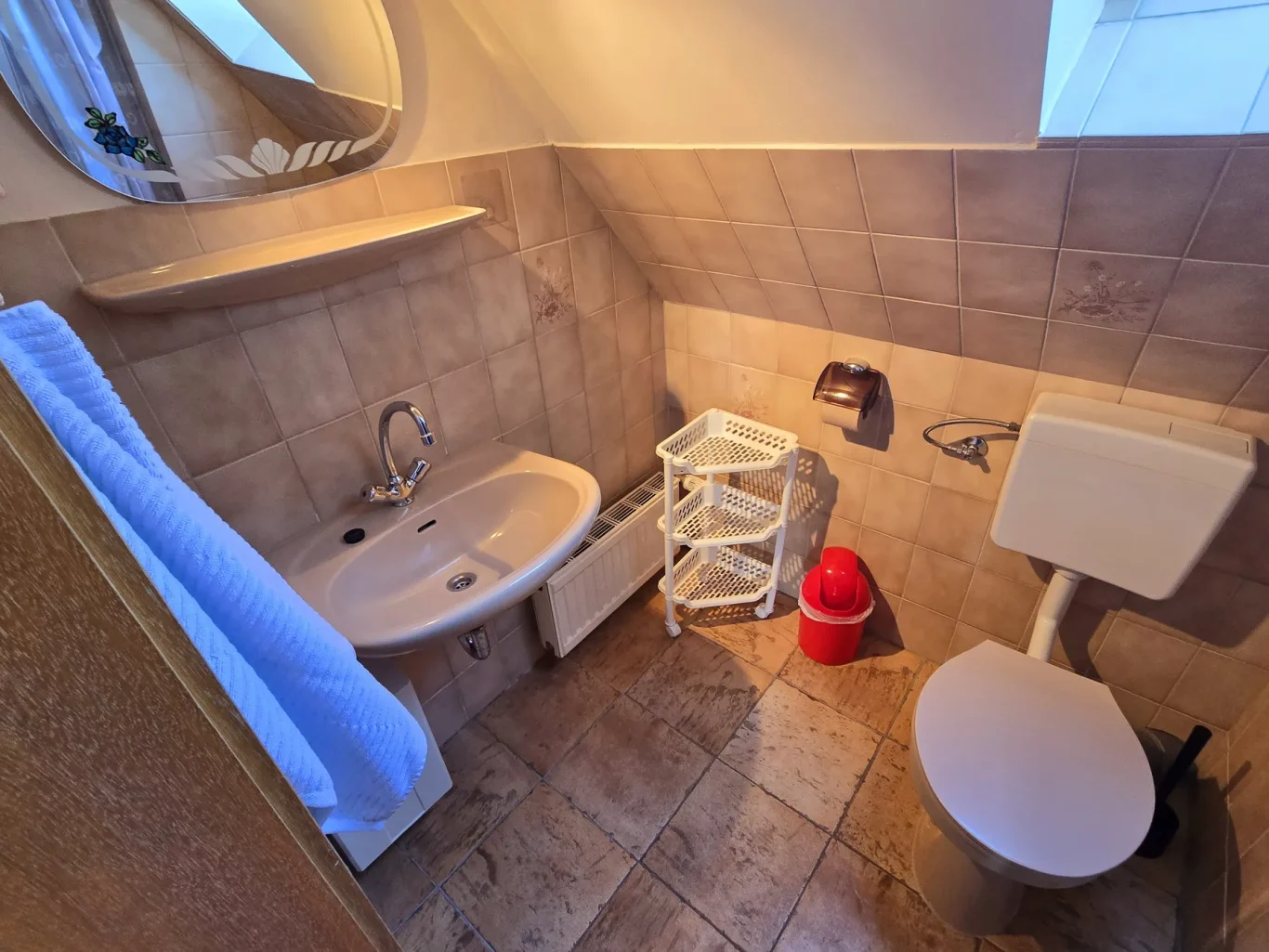 Badezimmer Badezimmer mit Waschbecken und WC in Ferienwohnung auf Fehmarn