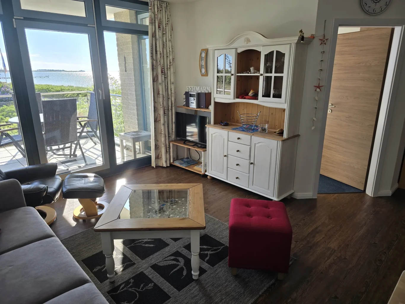 Wohnzimmer Wohnzimmer mit Balkonzugang in Ferienwohnung auf Fehmarn