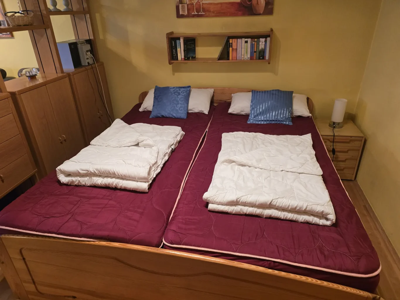 Schlafzimmer mit Doppelbett in Ferienwohnung auf Fehmarn