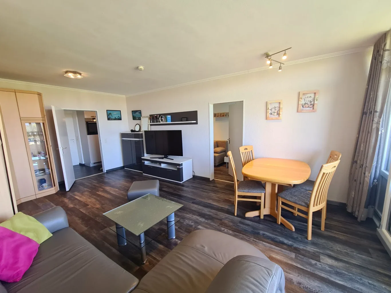 Wohn-/Schlafzimmer Wohnzimmer mit Essbereich in Ferienwohnung auf Fehmarn