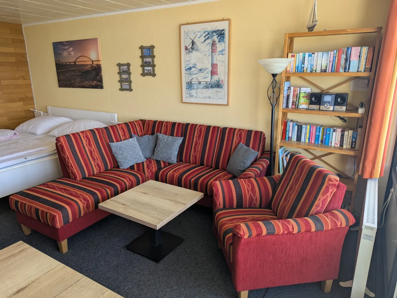 Wohn-/Schlafzimmer Wohnzimmer mit Ecksofa in Ferienwohnung am Südstrand Fehmarn