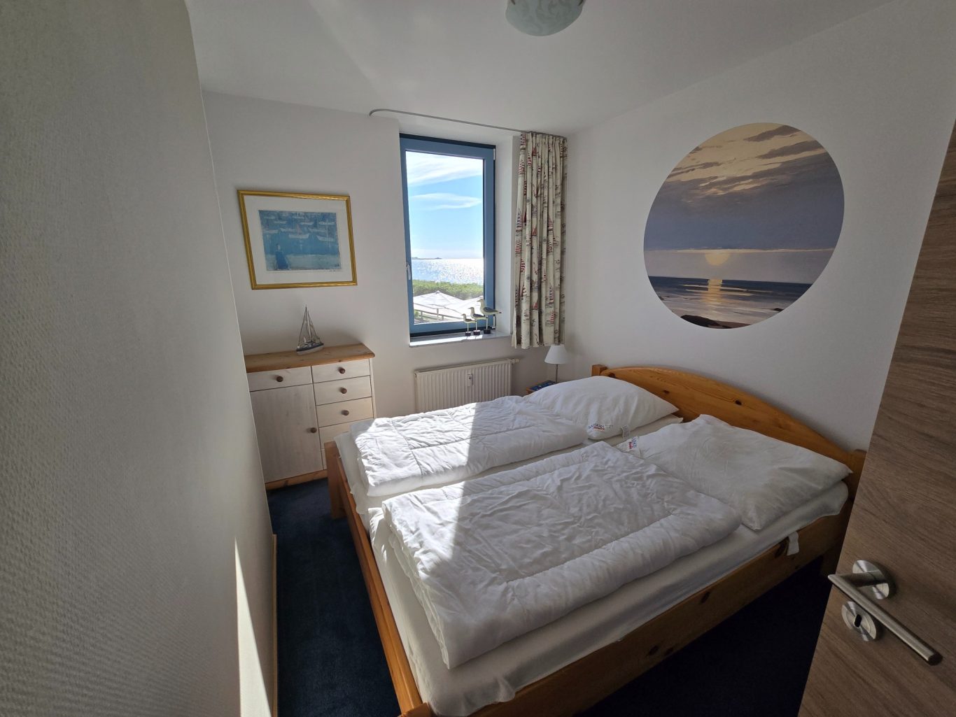 sep. Schlafzimmer mit Doppelbett