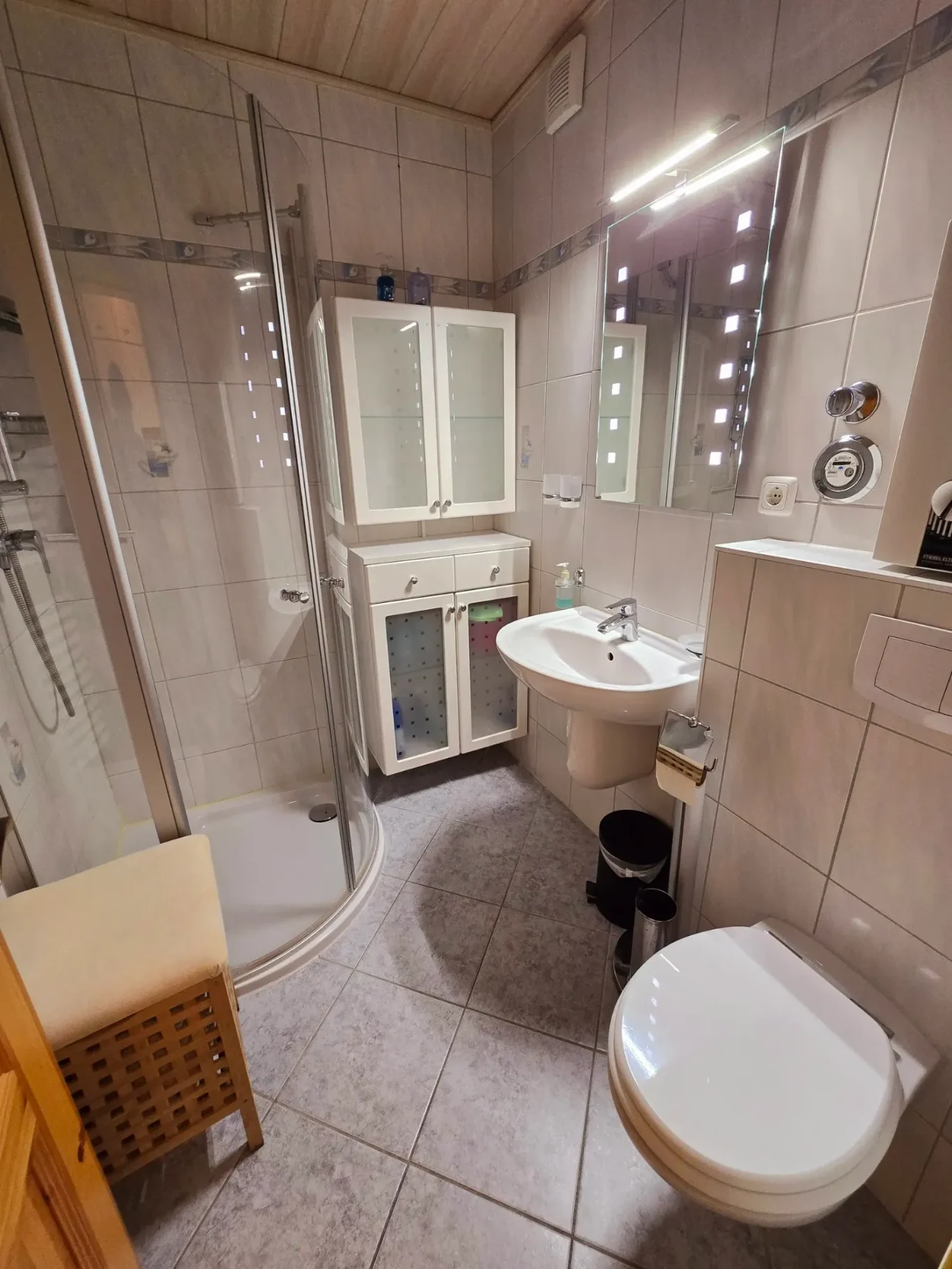 Badezimmer mit Dusche in Ferienwohnung auf Fehmarn