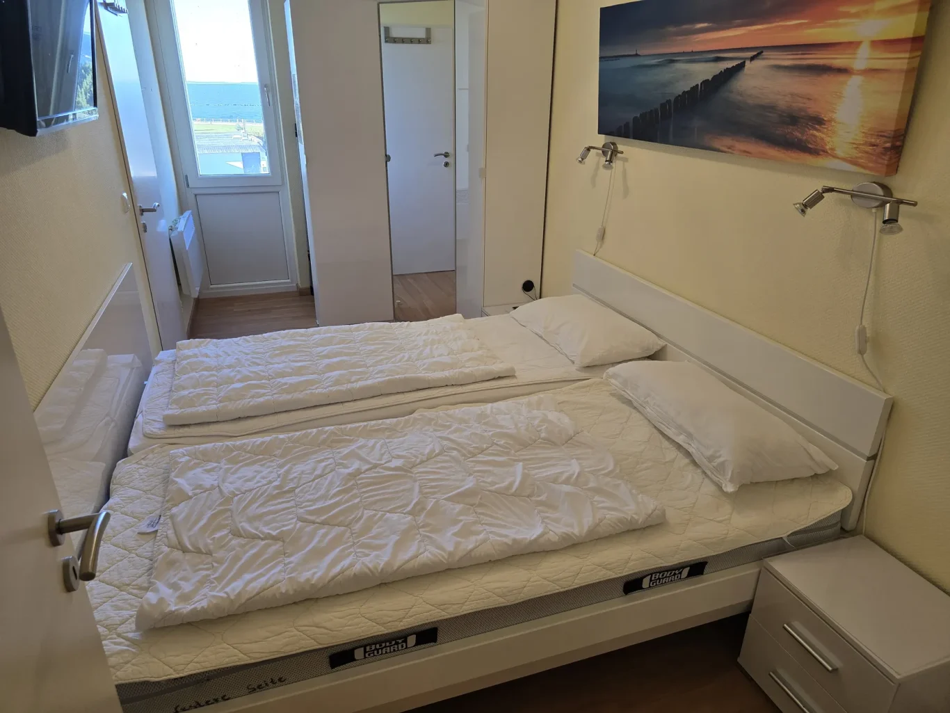 sep. Schlafzimmer Schlafzimmer mit Doppelbett und Meerblick auf Fehmarn